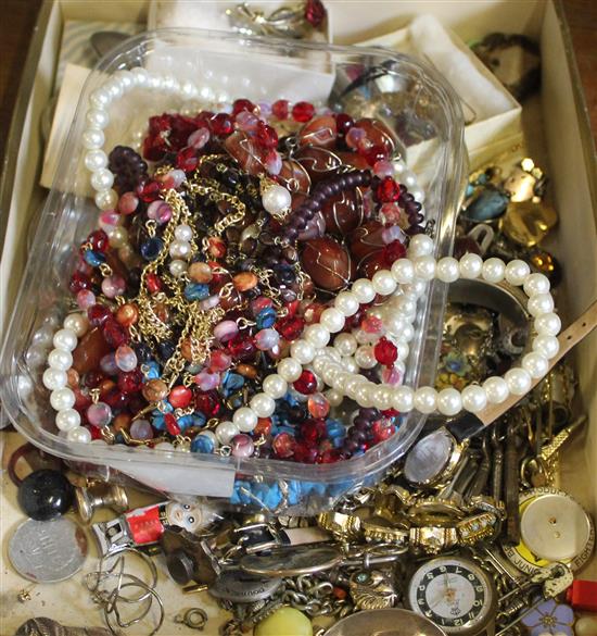 Box of mixed costume jewellery(-)